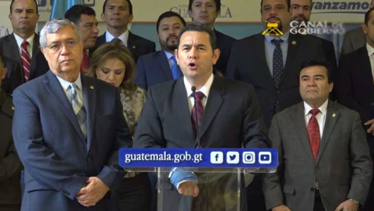 El presidente Jimmy Morales, acompañado por varios ministros de gobierno, en conferencia de Prensa. 