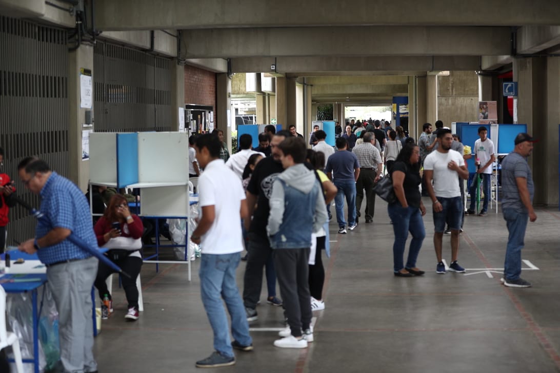 A las 18 horas se cerró en todo el país las Juntas Receptoras de Votos para comenzar con el proceso de conteo y validación. (foto prensa libre: Carlos Hernández)