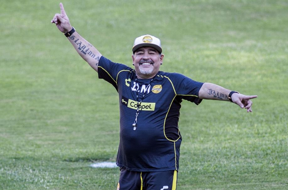 Diego Maradona llega a Brasil para apoyar a Argentina, aunque critica a la selección. (Foto Prensa Libre: AFP).