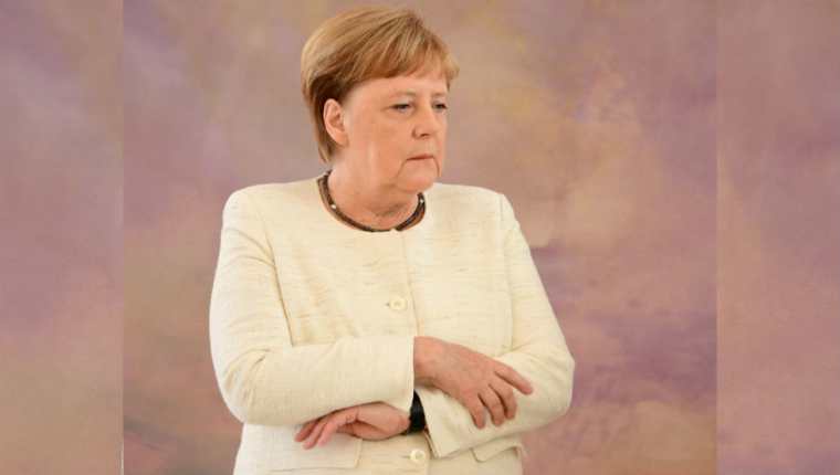 La canciller alemana, Angela Merkel, volvió a sufrir un visible temblor en manos y piernas durante este acto oficial. (Foto Prensa Libre: EFE)