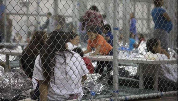 Abogados denunciaron en junio que los niños migrantes son tratados "peor que animales" en los albergues fronterizos. (Foto Prensa Libre: AFP)