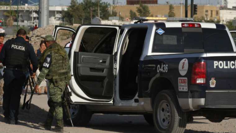 Elementos de la Guardia Nacional y Policías Estatales vigilan las cercanías del Río Bravo, en Ciudad Juárez en el estado de Chihuahua, México. (Foto Prensa Libre: EFE)