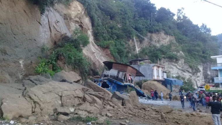 Los escombros bloquearon la carretera y varios rescatistas trabajan en el lugar. (Foto Prensa Libre: Conred)