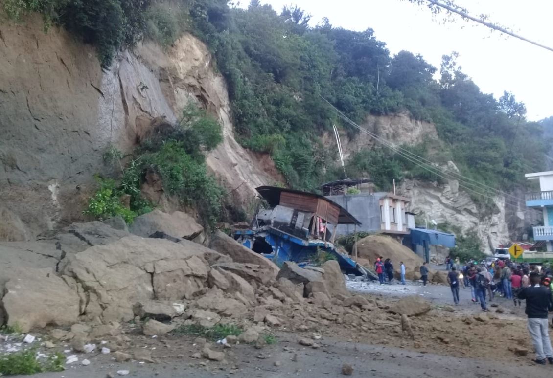 Los escombros bloquearon la carretera y varios rescatistas trabajan en el lugar. (Foto Prensa Libre: Conred)