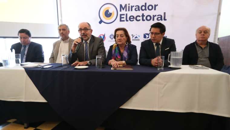Los representantes de Mirador Electoral presentaron el 3er. Informe de Observación Electoral, en el que muestra los gastos de campaña de los partidos políticos.  (Foto Prensa Libre: Esbin García)