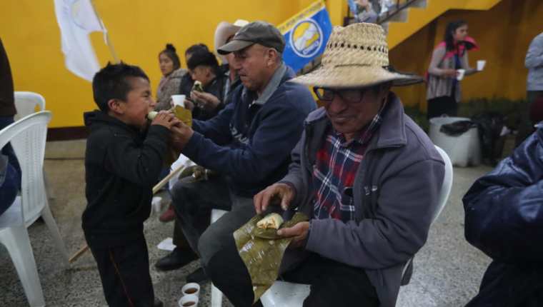 Los asistentes al mitin de Creo comieron tamales de maíz, pastel de banano y café. (Foto Prensa Libre: Érick Ávila)