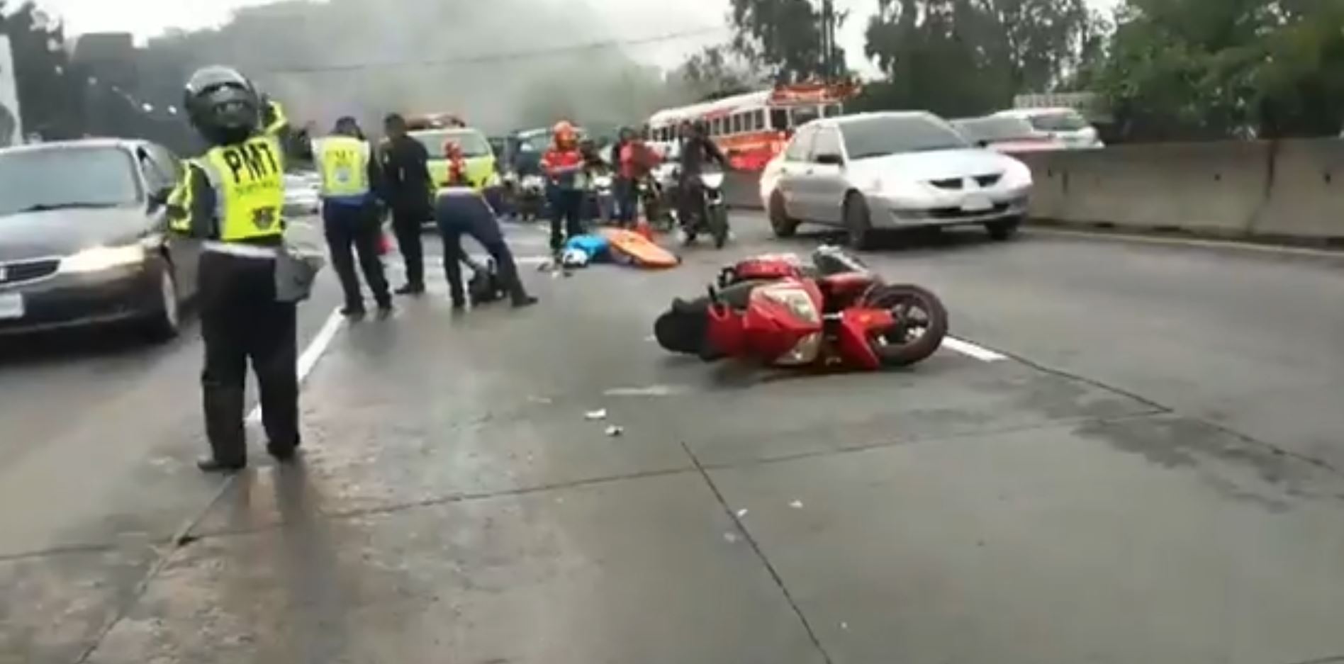 El ingreso a la capital desde el Sur está congestionado por el accidente. (Foto Prensa Libre: Dalia Santos)