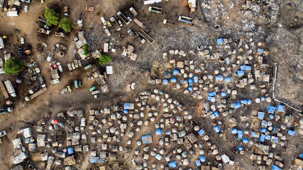 Vista aérea de un campamento de desplazados internos en Faladie, donde cerca de 800 desplazados internos encontraron refugio después de huir de la violencia entre comunidades en el centro de Mali. (Foto Prensa Libre: AFP)