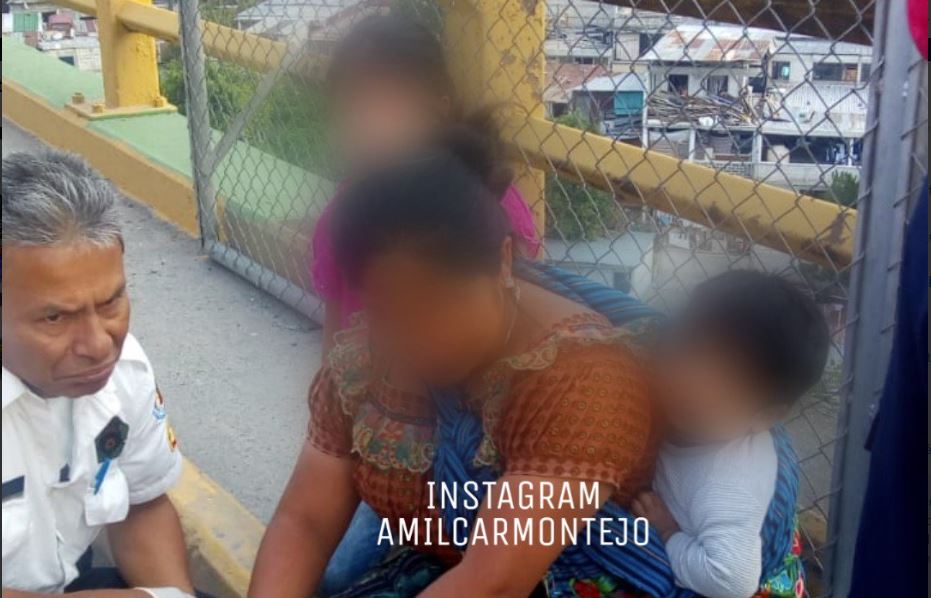Autoridades de tránsito agilizan el paso por el lugar donde permanecía la mujer. (Foto Prensa Libre: Amilcar Montejo)