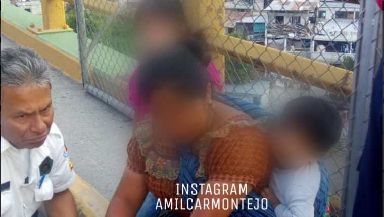 Autoridades de tránsito agilizan el paso por el lugar donde permanecía la mujer. (Foto Prensa Libre: Amilcar Montejo)
