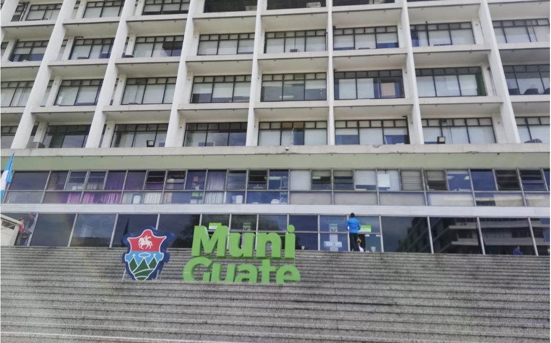 La atención al público de la alcaldía capitalina permanece con normalidad, mientras se desarrollaban los operativos. (Foto Prensa Libre: Óscar Rivas)