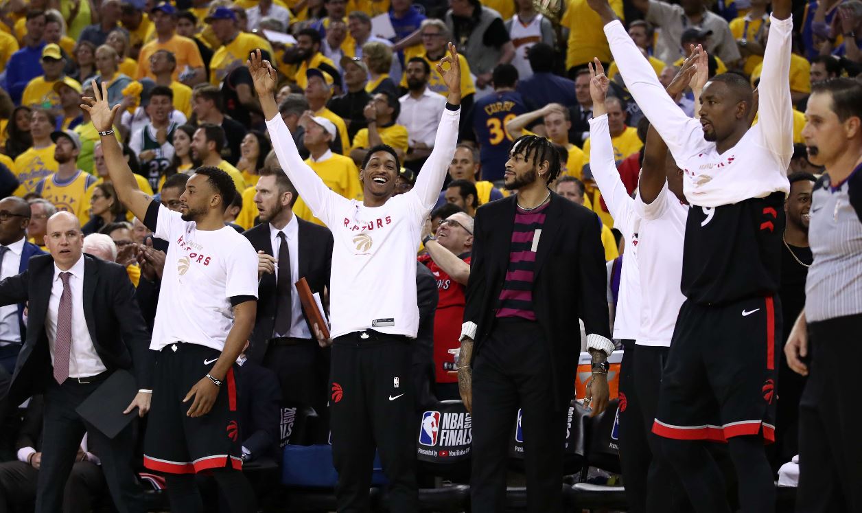 Los jugadores de los Raptors festejan la segunda victoria contra los Warriors. (Foto Prensa Libre: AFP).