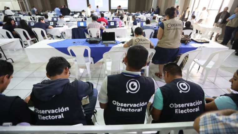 El conteo de votos comienza con la vigilancia de varias entidades. (Foto Prensa Libre: Érick Ávila).