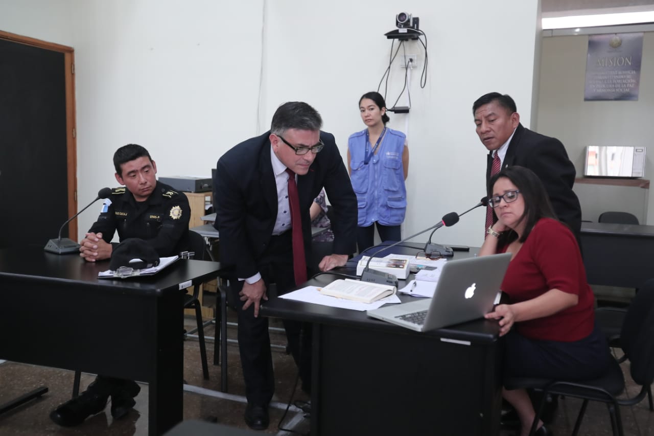 Momento en que el l inspector José Cuxaj revisa uno de los videos de la supuesta agresión al juez Pablo Xitumul -derecha-. (Foto Prensa Libre: Juan Diego González)