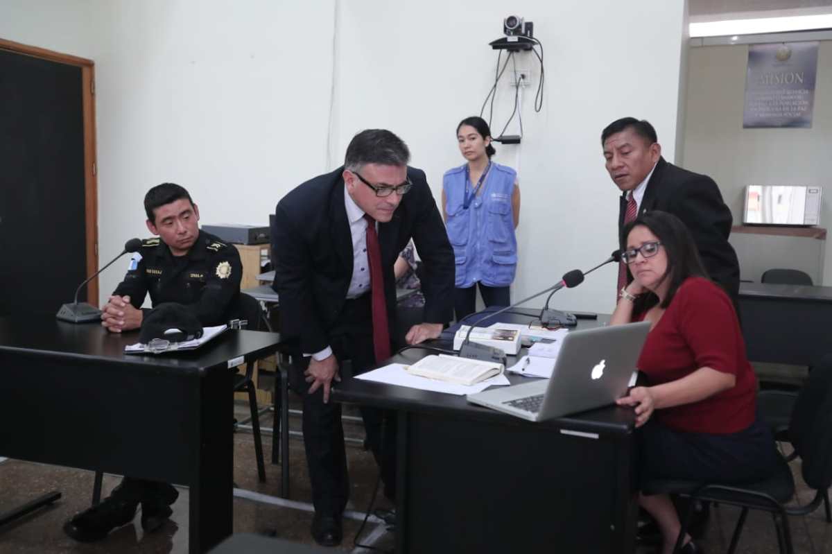 Juez Pablo Xitumul y un inspector policial que lo denunció se enfrentaron hoy en una audiencia ante la Junta de Disciplina Judicial
