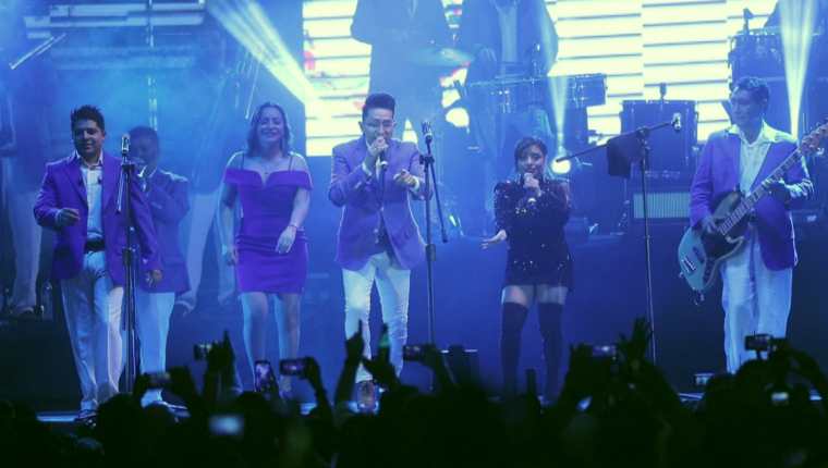 La cantante guatemalteca Paola Chuc compartió escenario con Los Ángeles Azules. (Foto Prensa Libre: Keneth Cruz)