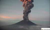 La explosión del volcán fue vista a varios kilómetros. (Foto Prensa Libre: Cenapred)