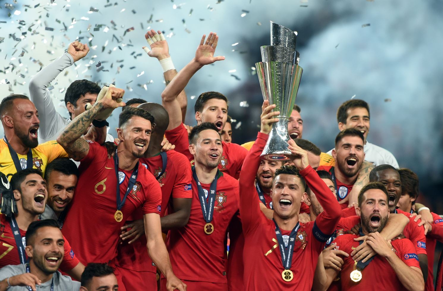 La Selección de Portugal festeja después de haber ganado la Copa de Liga de Naciones. (Foto Prensa Libre: AFP).