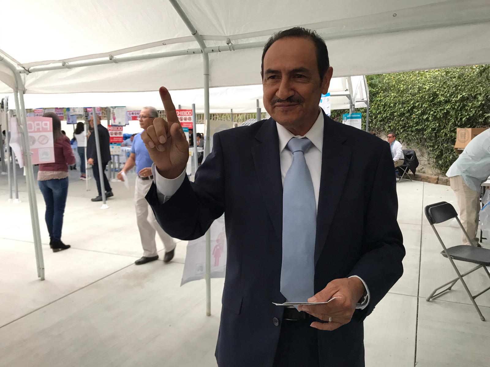 Aroldo Ramírez fue el primer votante en Los Ángeles, Estados Unidos, lo hizo en la mesa 2101. (Foto Prensa Libre: Marco López)