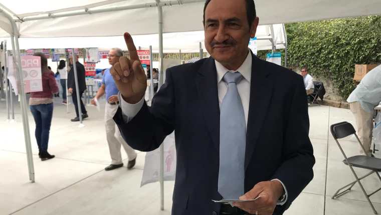 Aroldo Ramírez fue el primer votante en Los Ángeles, Estados Unidos, lo hizo en la mesa 2101. (Foto Prensa Libre: Marco López)