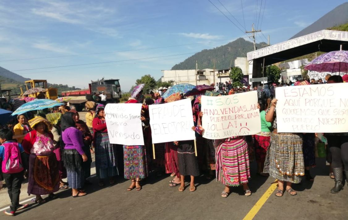 Varias mujeres permanecen en el peaje de Zunil, Quetzaltenango. (Foto Prensa Libre: María José Longo)