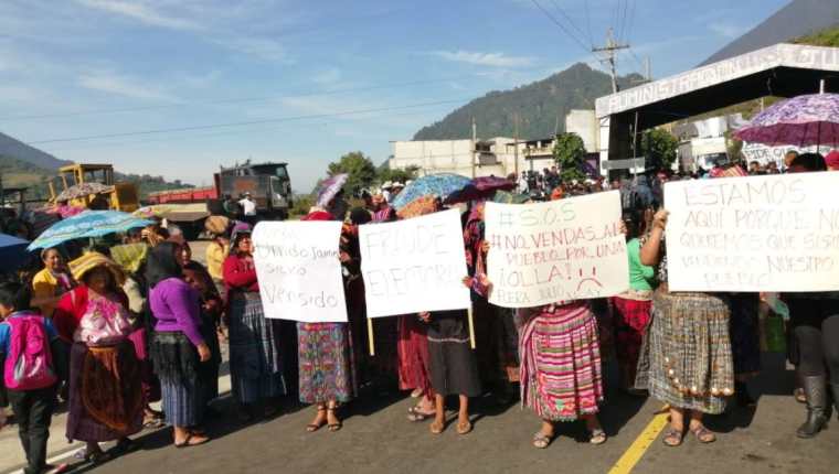Varias mujeres permanecen en el peaje de Zunil, Quetzaltenango. (Foto Prensa Libre: María José Longo)