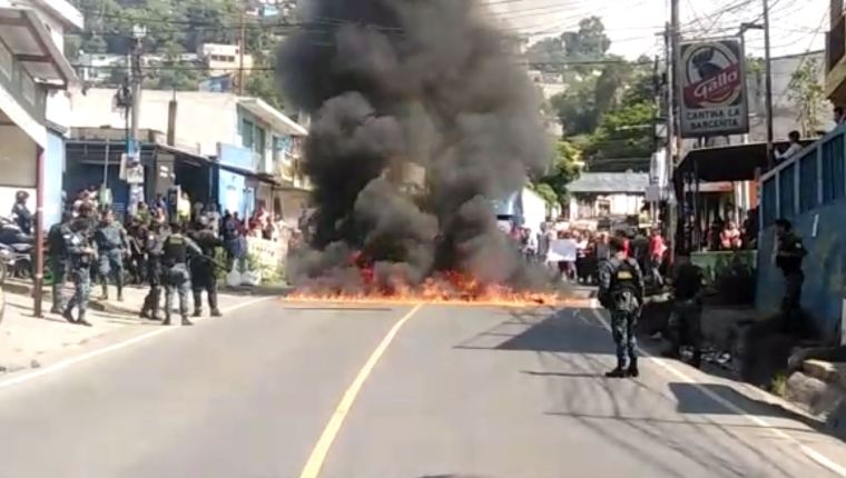El jueves pasado cuando se detuvieron a las tres personas vinculadas a asesinatos, patrulleros de Bárcenas incendiaron llantas. (Foto Prensa Libre: Hemeroteca PL) 