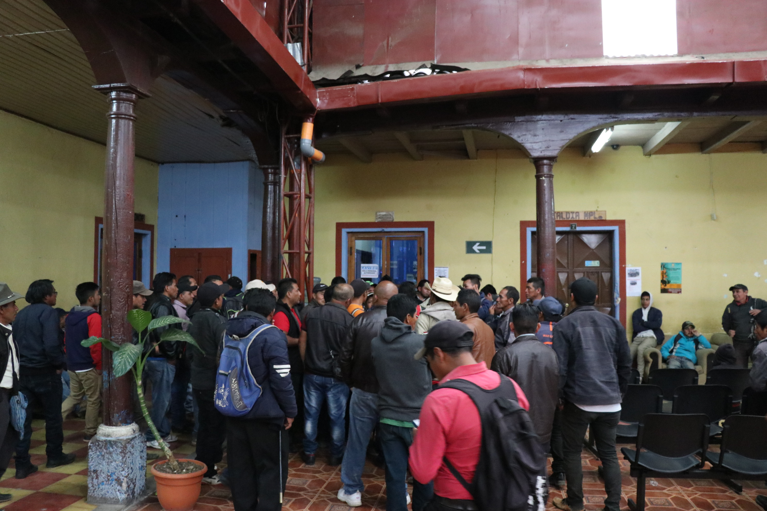 Pobladores de Mactzul, Chichicastenango, protestan frente al despacho municipal, (Foto Prensa Libre: Héctor Cordero).