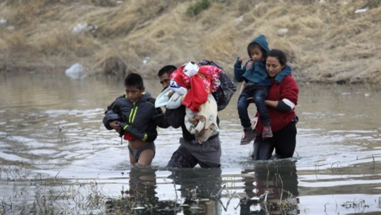 Autoridades advierten a familias que la corriente del Río Bravo es fuerte. (Foto: AFP)