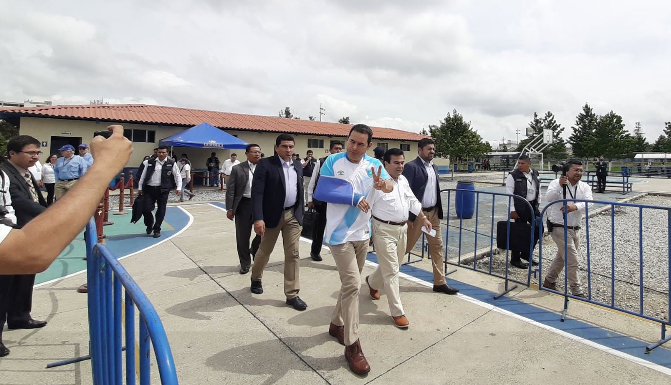 El presidente Jimmy Morales en la supervisión de la restauración de campos en calzada Roosevelth. (Foto Prensa Libre: Andrea Domínguez)