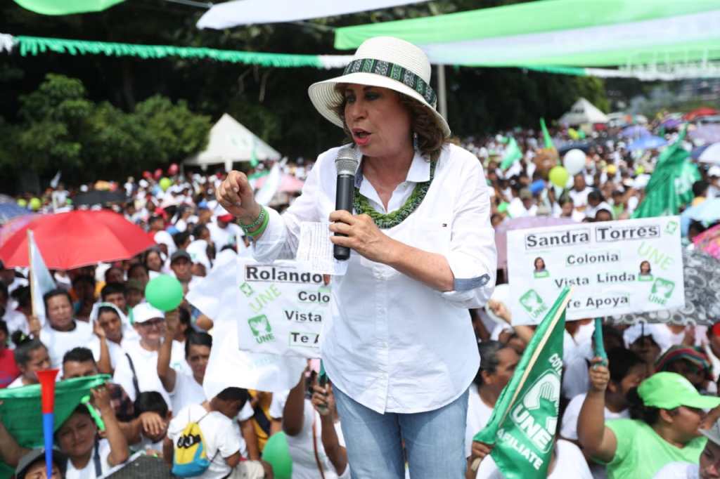 Sandra Torres, presidenciable de la Unidad Nacional de la Esperanza (UNE) durante un mitin en Santa Lucía Cotzumalguapa, Escuintla (Foto Prensa Libre: Esbin García)