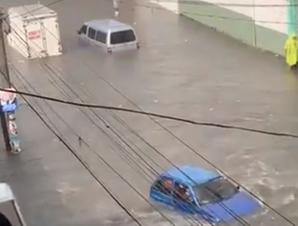 Vehículos quedan atrapados en una inundación en la zona 4 capitalina. 