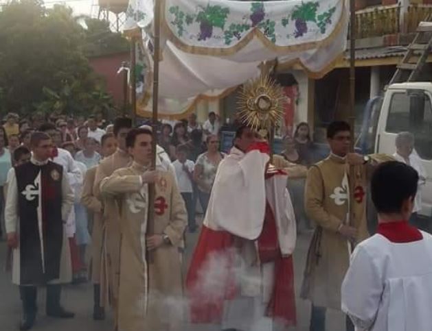 Feligreses celebran Corpus Christi de la catedral Inmaculada Concepción, de Puerto Barrios, Izabal.  (Foto Prensa Libre: Dony Stwart)