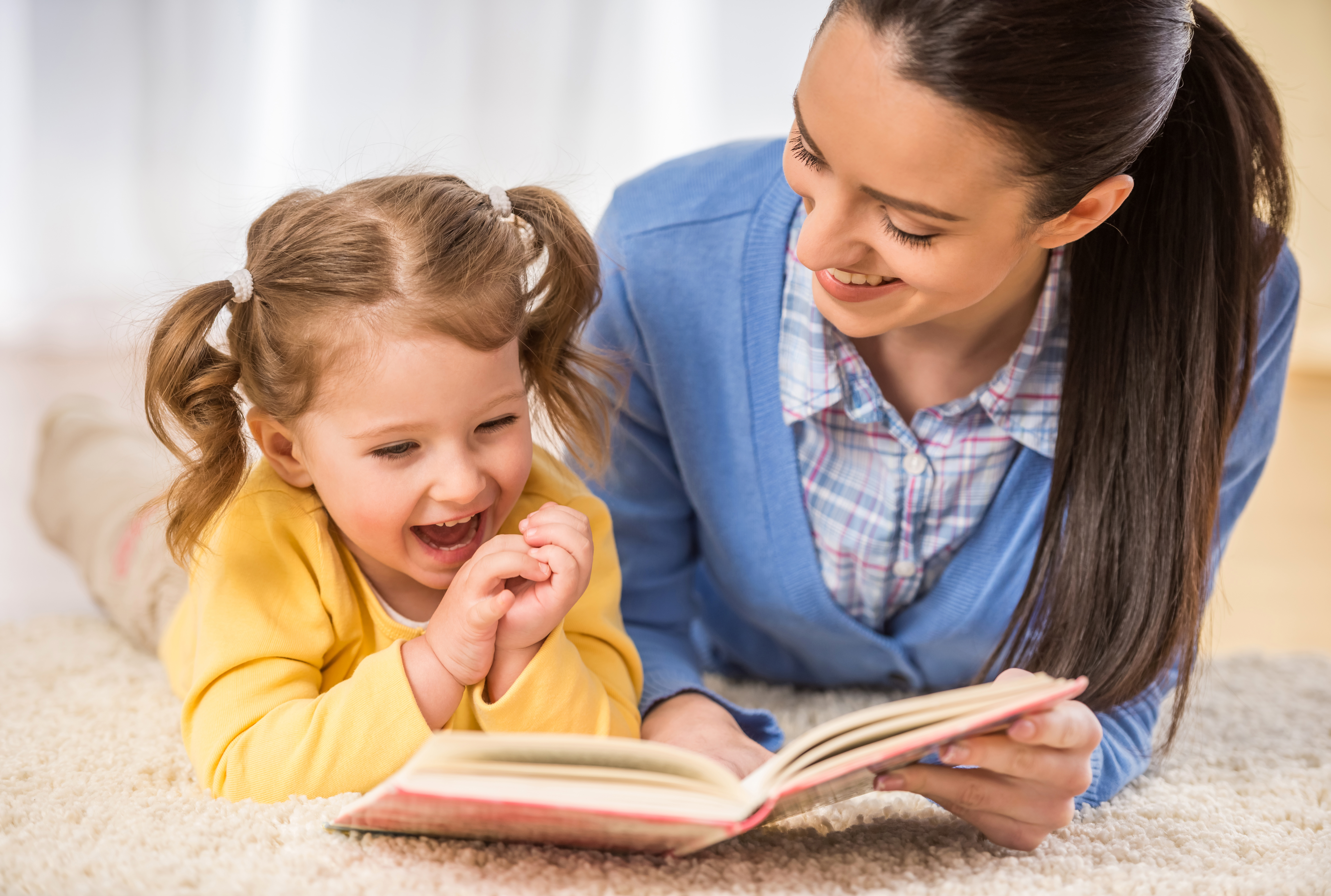 Научат быть мамой. Чтение для детей. Книжки для детей. Любовь к чтению. Мама учит ребенка.