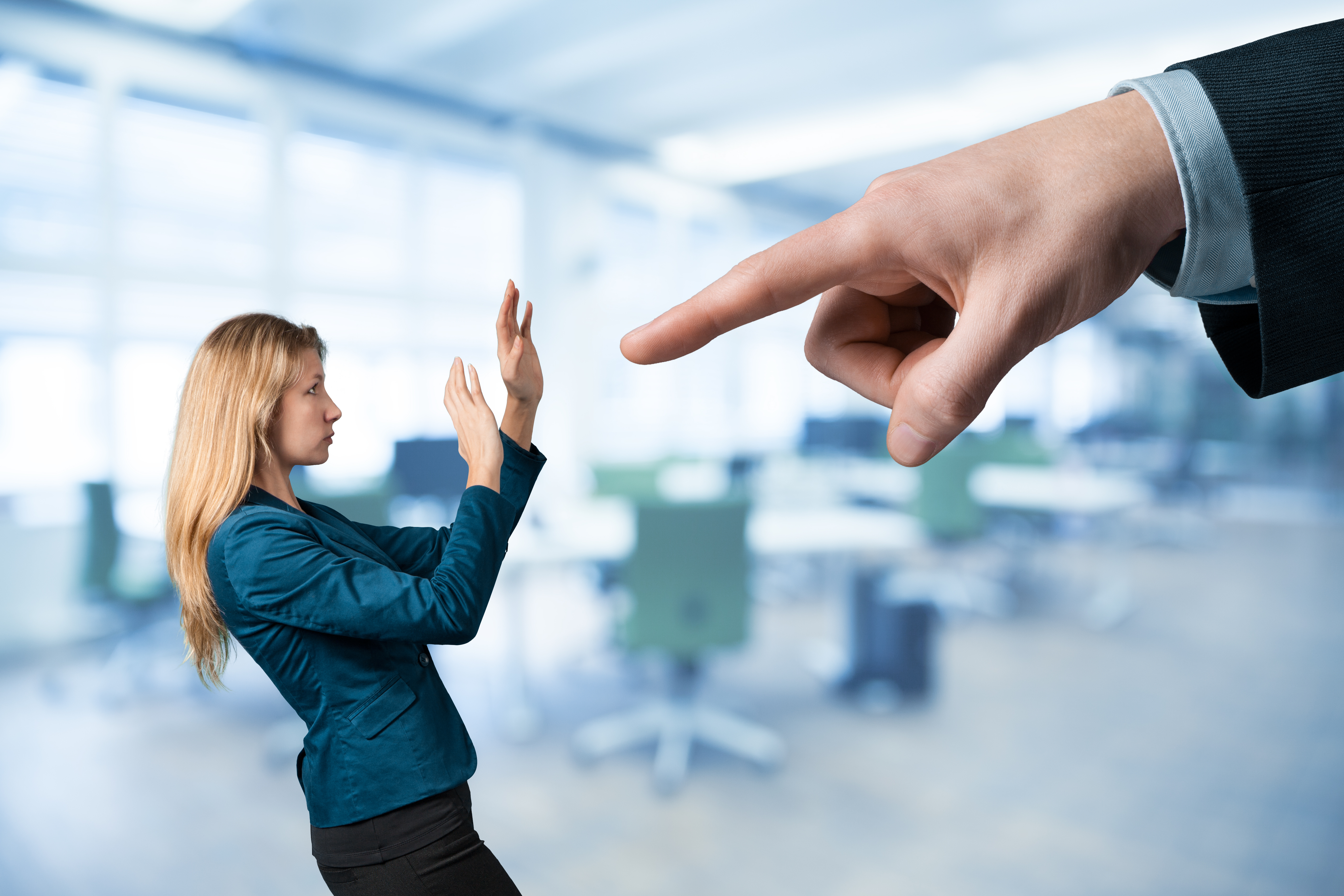 злой начальник. недовольный сотрудник. руководитель и подчиненный. работник и работодатель человечки. принуждение работников.