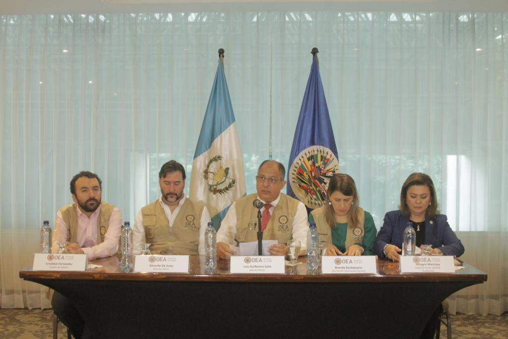 El jefe de la Misión de Observación Electoral de la OEA, Luis Guillermo Solís (centro), presenta el informe preliminar sobre el trabajo realizado. (Foto Prensa Libre: cortesía)