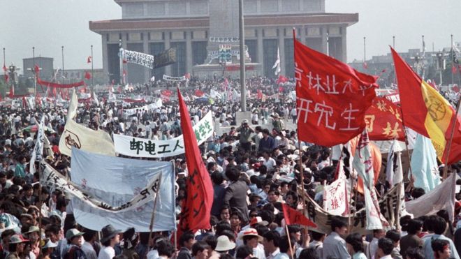 Miles de personas ocuparon la emblemática plaza de Tiananmen en Pekín y las movilizaciones se extendieron por otras partes del país. (REUTERS)
