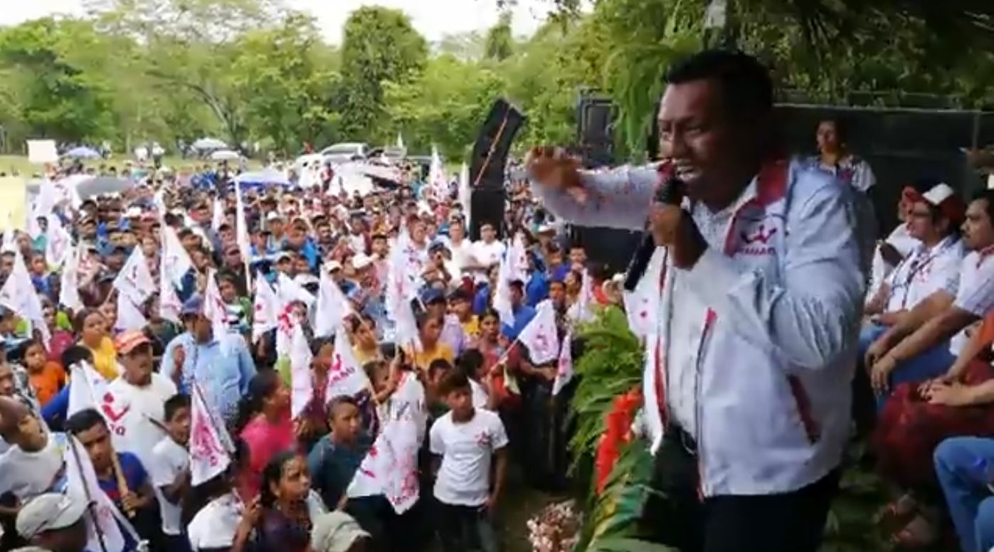 Carlos Tut, candidato a alcalde, durante una actividad proselitista.