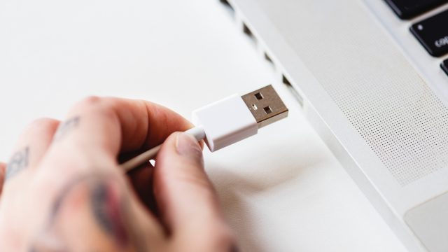 El conector USB funciona hace más de dos décadas.  (Foto Prensa Libre: Forbes)