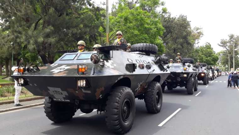 Vehículos blindados también participaron en el desfile del Día del Ejército en su recorrido por la Avenida Las Américas y posteriormente en la Avenida La Reforma (Foto Prensa Libre: Ejército de Guatemala)