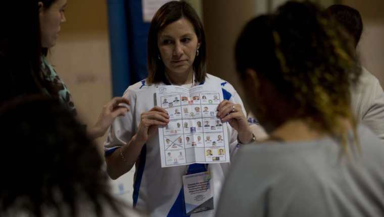 Los integrantes de las mesas electorales podrán conservar su celular durante el conteo. (Foto Prensa Libre: Hemeroteca PL)