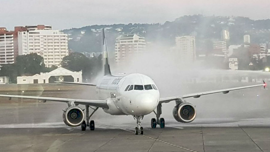Aerolínea mexicana ofrece vuelos económicos para que migrantes retornen a su país de origen. (Foto Prensa Libre: Hemeroteca PL)