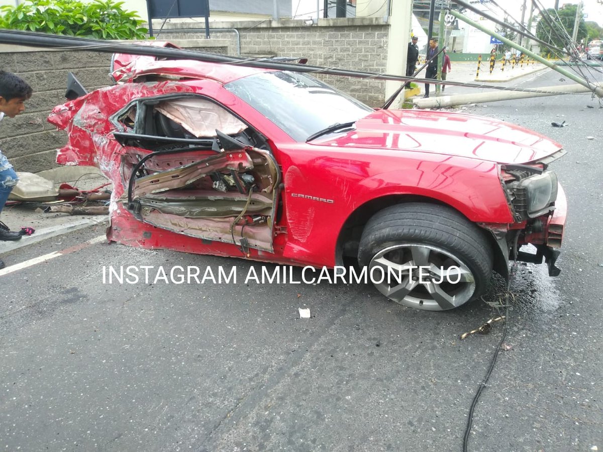 Un vehículo accidentado en la zona 10 capitalina quedó destruido al chocar con dos postes. (Foto Prensa Libre: Amílcar Montejo)