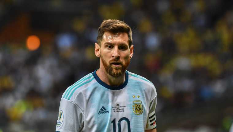 Lionel Messi criticó el arbitraje después de la eliminación de Argentina. (Foto Prensa Libre: AFP)