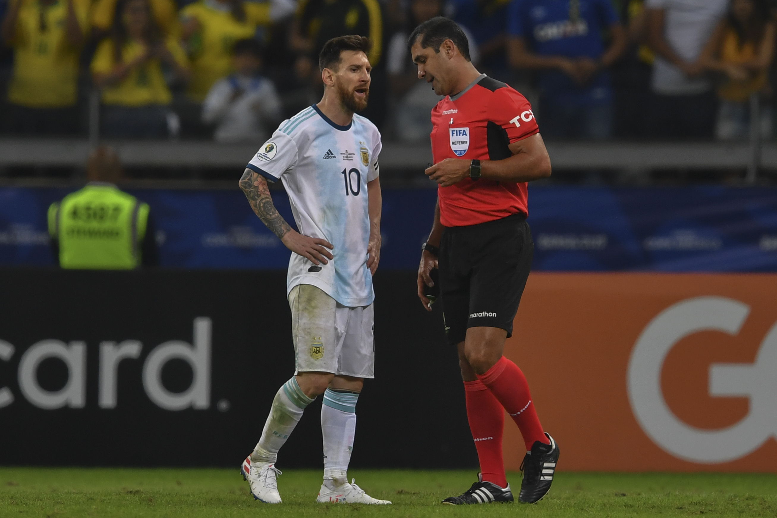 Lionel Messi conversa con el árbitro Roddy Zambrano durante el partido de semifinales de la Copa América 2019 entre Argentina y Brasil. (Foto Prensa Libre: AFP) 