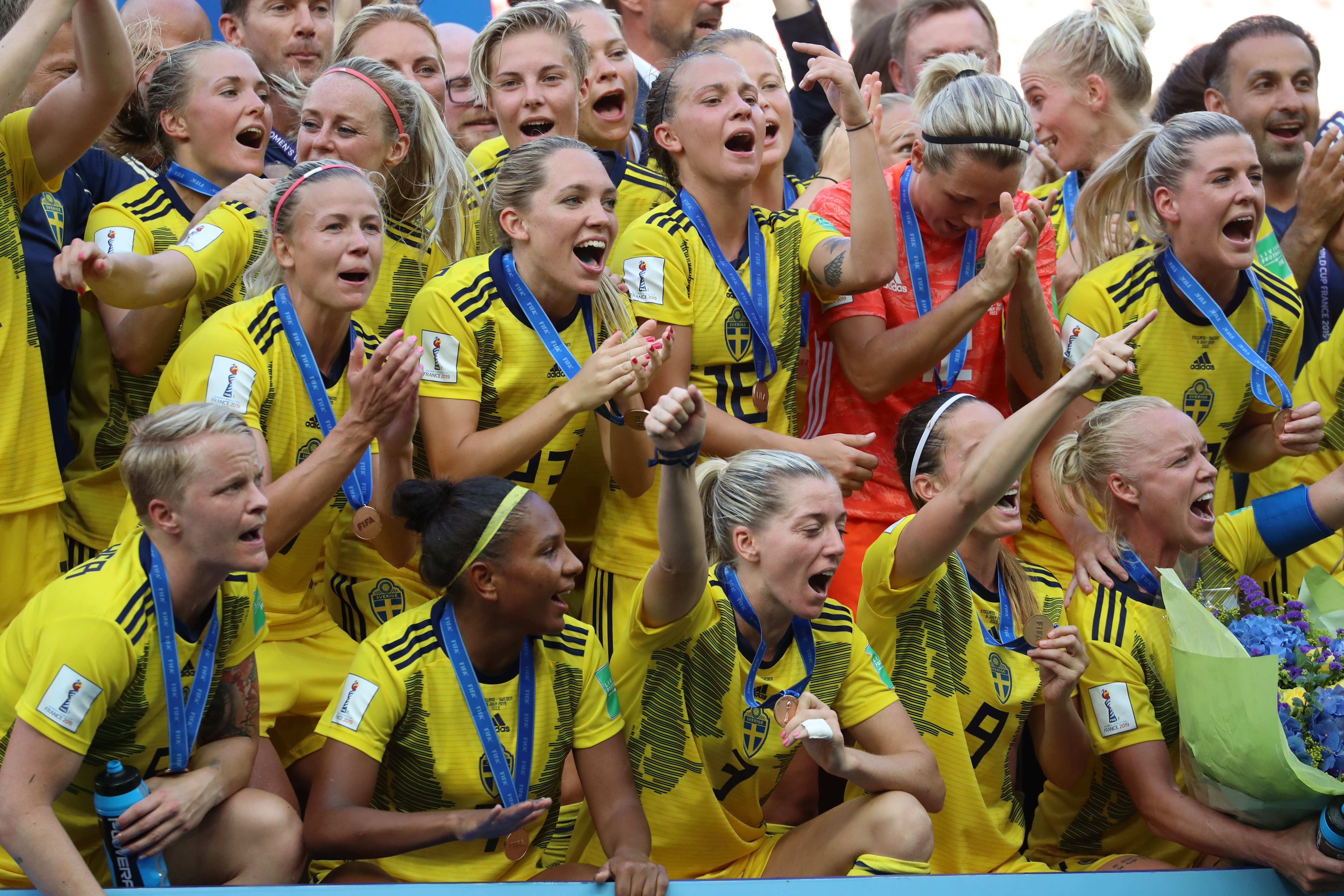 Las jugadoras de la selección de Suecia celebran después de ganar el tercer lugar del mundial Francia 2019. (Foto Prensa Libre: AFP)