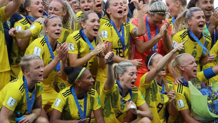 Las jugadoras de la selección de Suecia celebran después de ganar el tercer lugar del mundial Francia 2019. (Foto Prensa Libre: AFP)