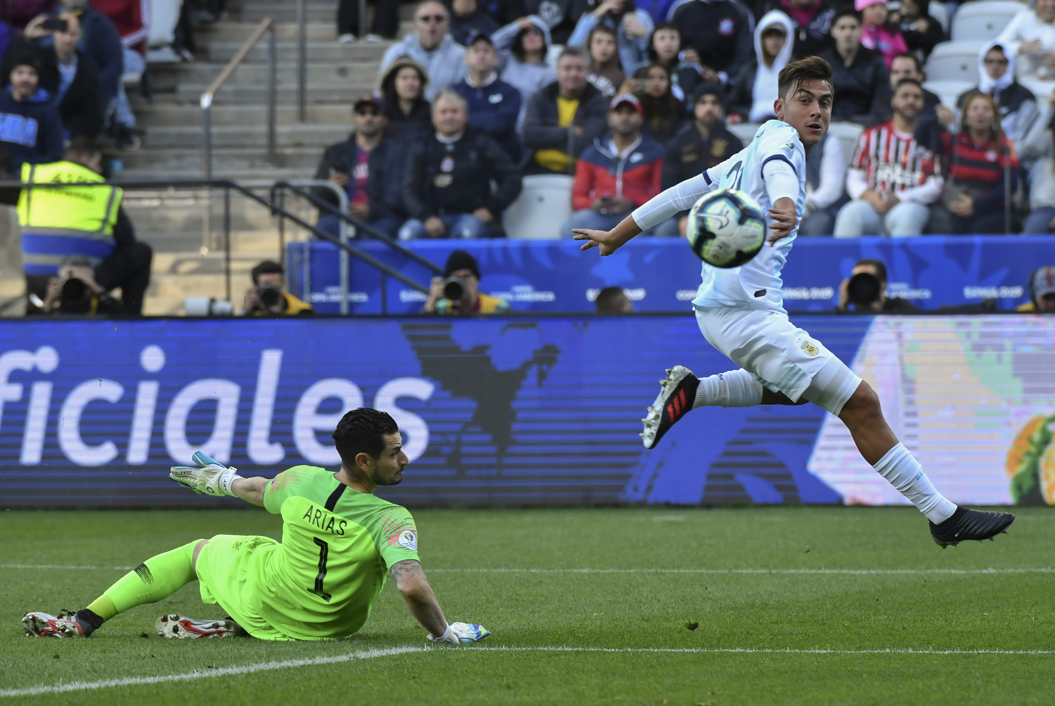 Paulo Dybala observa el balón que va directo al fondo de la portería de la selección de Chile. (Foto Prensa Libre: AFP)