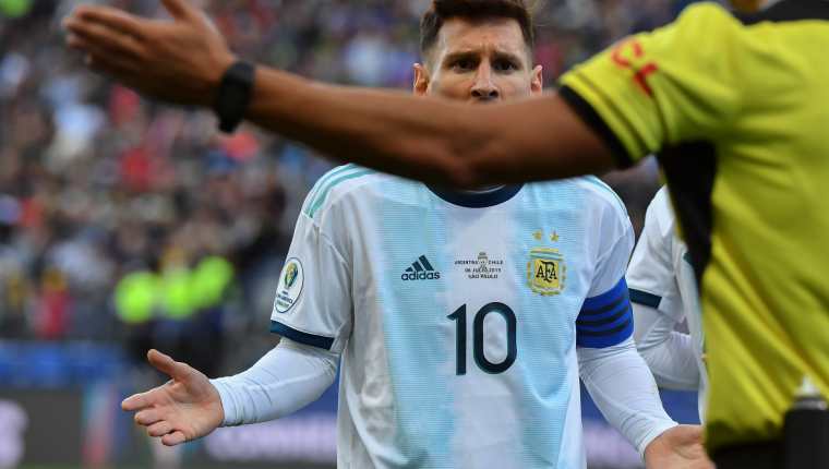 Lionel Messi le reclama al árbitro después de ser expulsado. (Foto Prensa Libre: AFP)