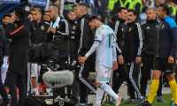 Lionel Messi sale del campo después de ser expulsado en el partido por el tercer lugar de la Copa América 2019. (Foto Prensa Libre: AFP)